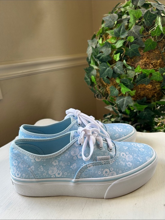 Vans Shoes - Vans Light Blue Floral Canvas Lace-Up Platform Sneakers Size 7 New